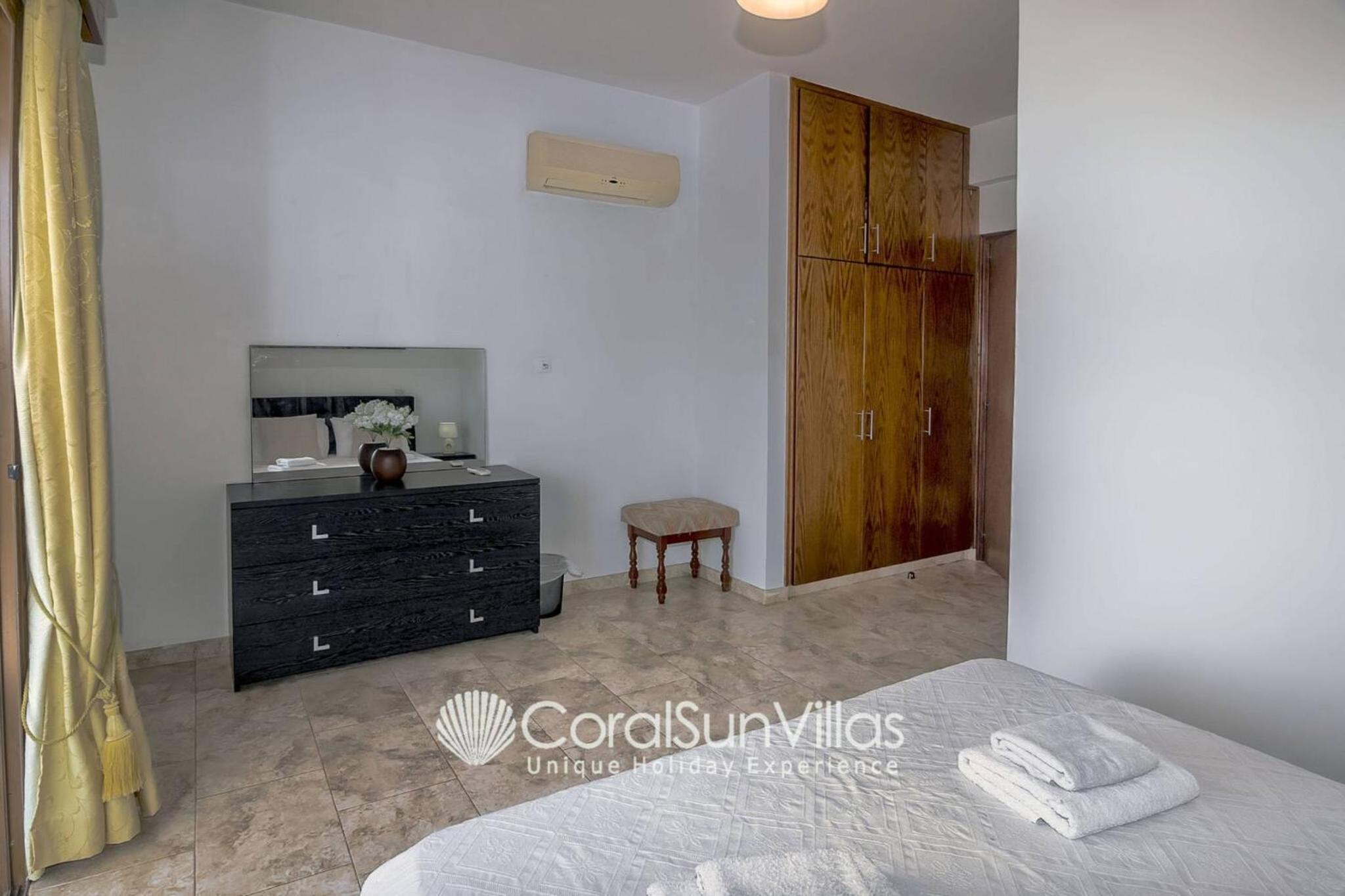 Impressive Villa Exclusive Sea Caves walk to taverns Sleeps 11 Ref 507