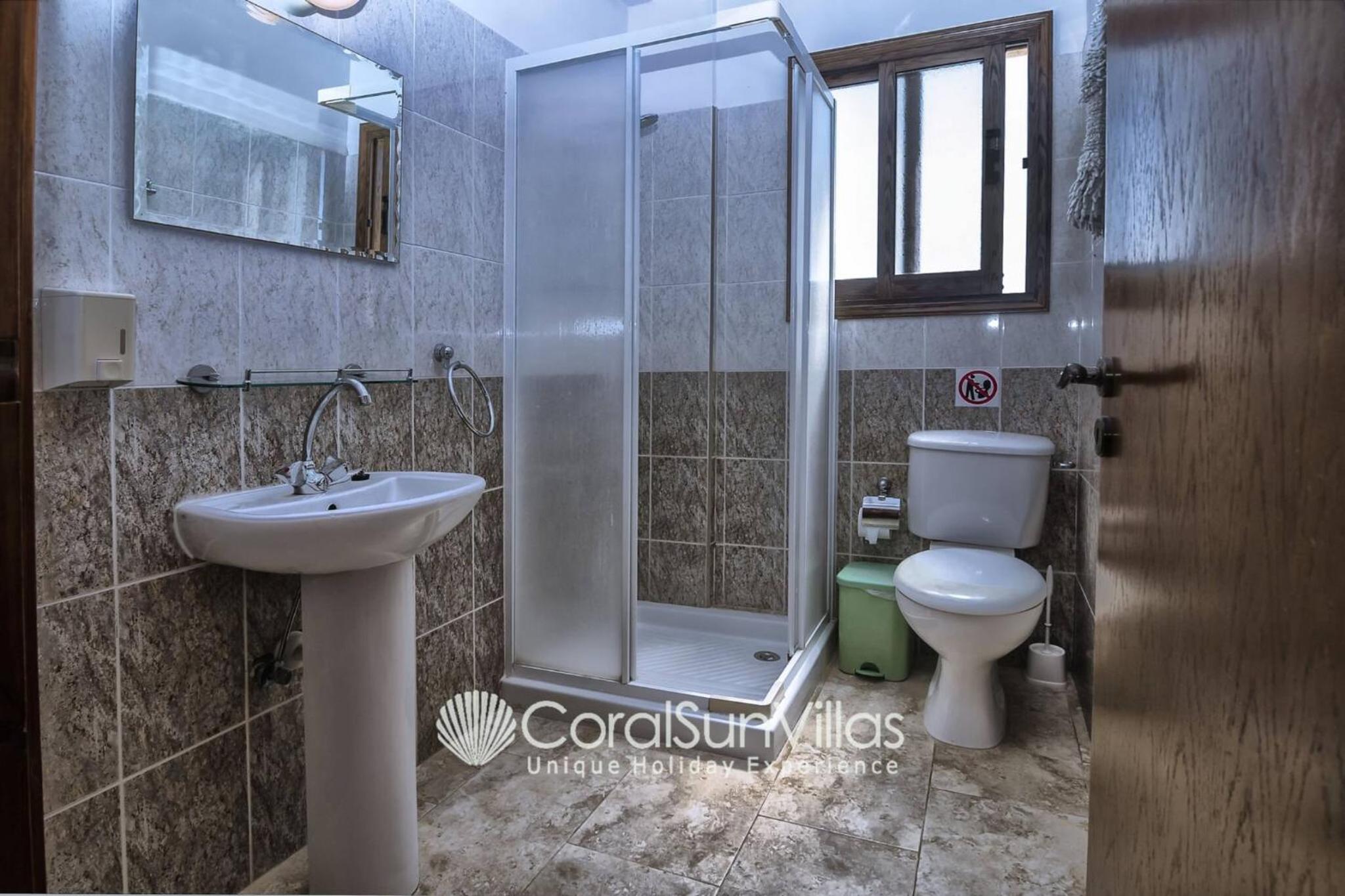 Impressive Villa Exclusive Sea Caves walk to taverns Sleeps 11 Ref 507