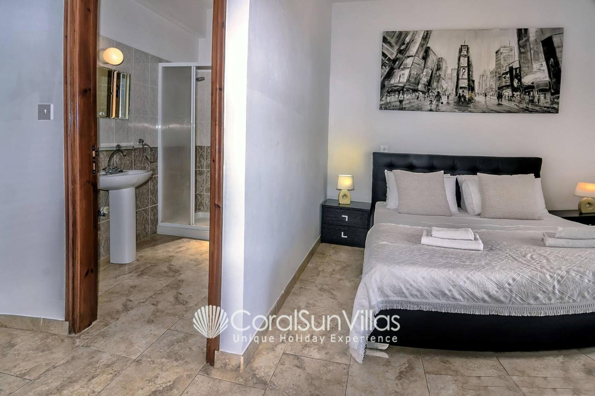 Impressive Villa Exclusive Sea Caves walk to taverns Sleeps 11 Ref 507