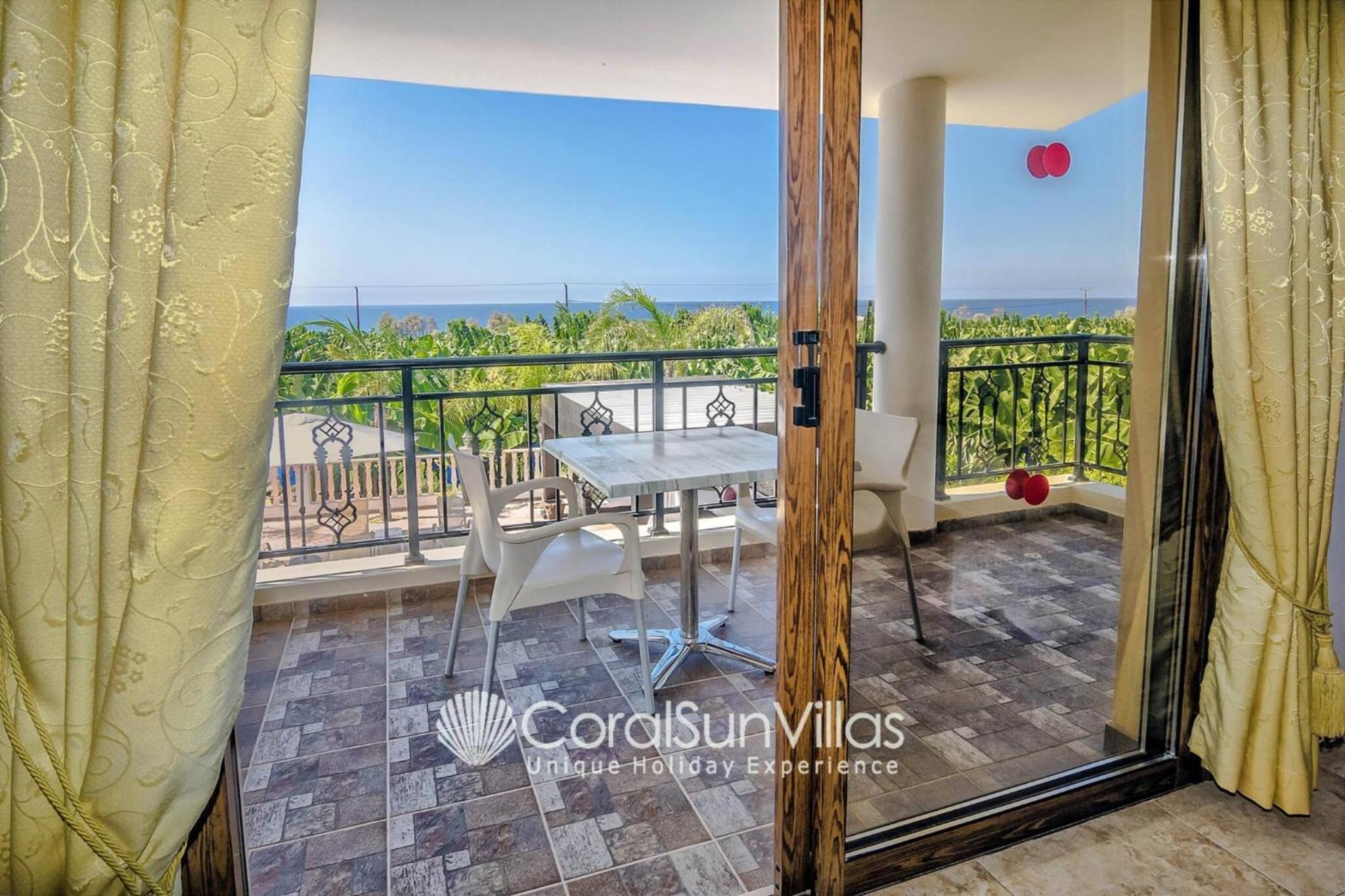 Impressive Villa Exclusive Sea Caves walk to taverns Sleeps 11 Ref 507
