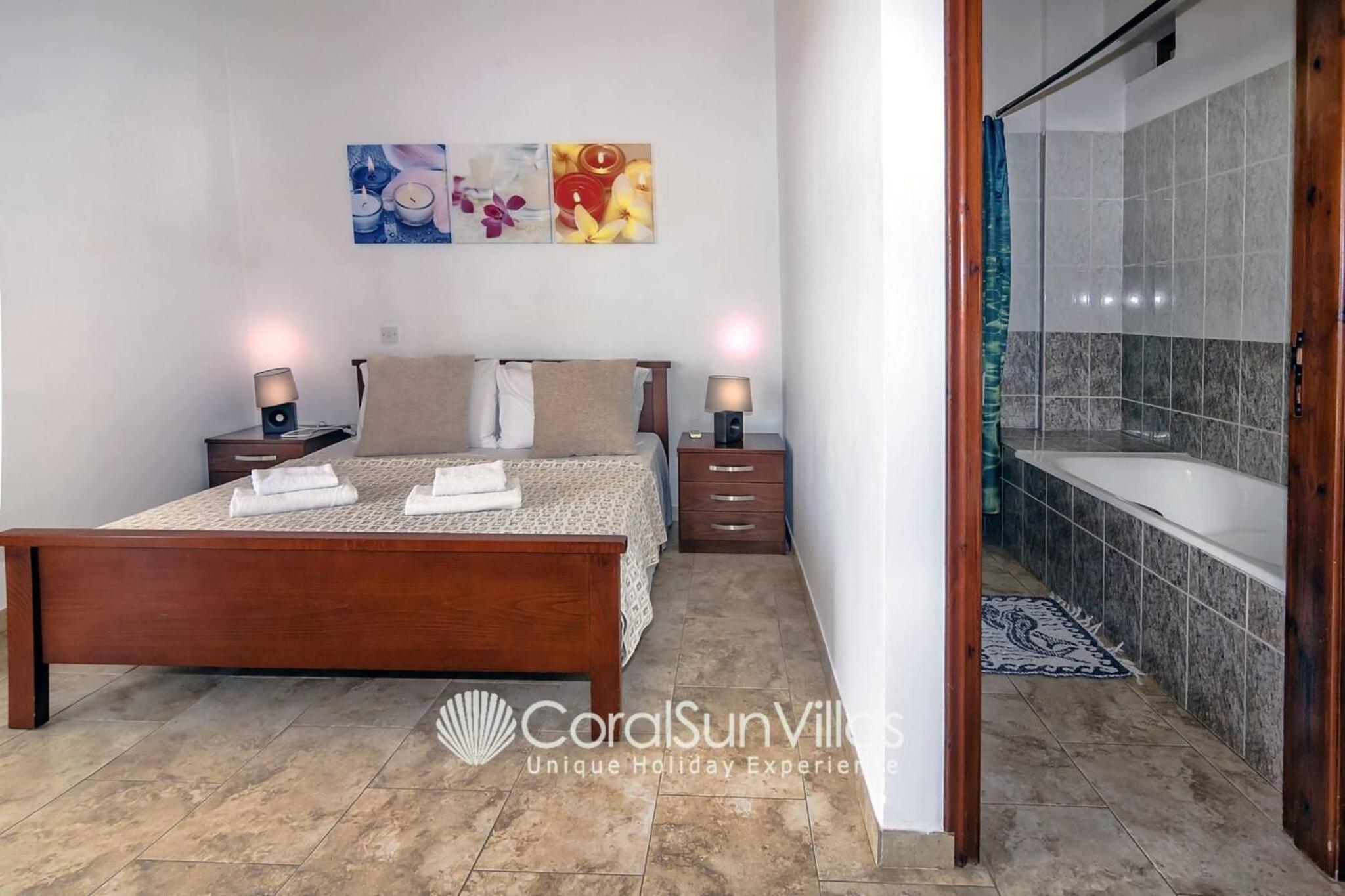 Impressive Villa Exclusive Sea Caves walk to taverns Sleeps 11 Ref 507