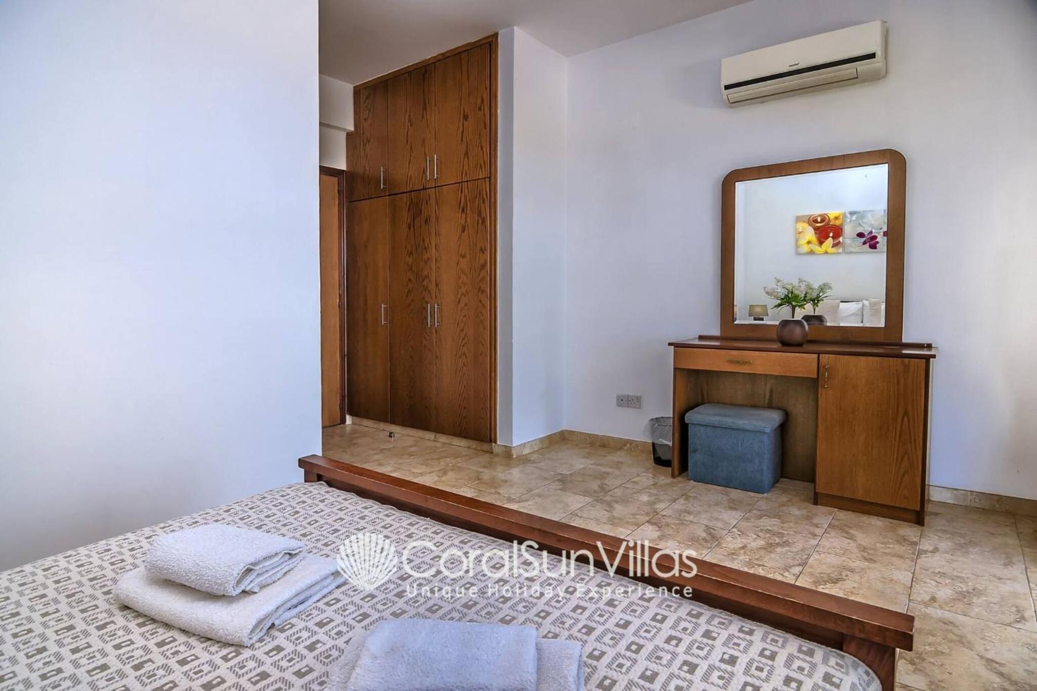 Impressive Villa Exclusive Sea Caves walk to taverns Sleeps 11 Ref 507