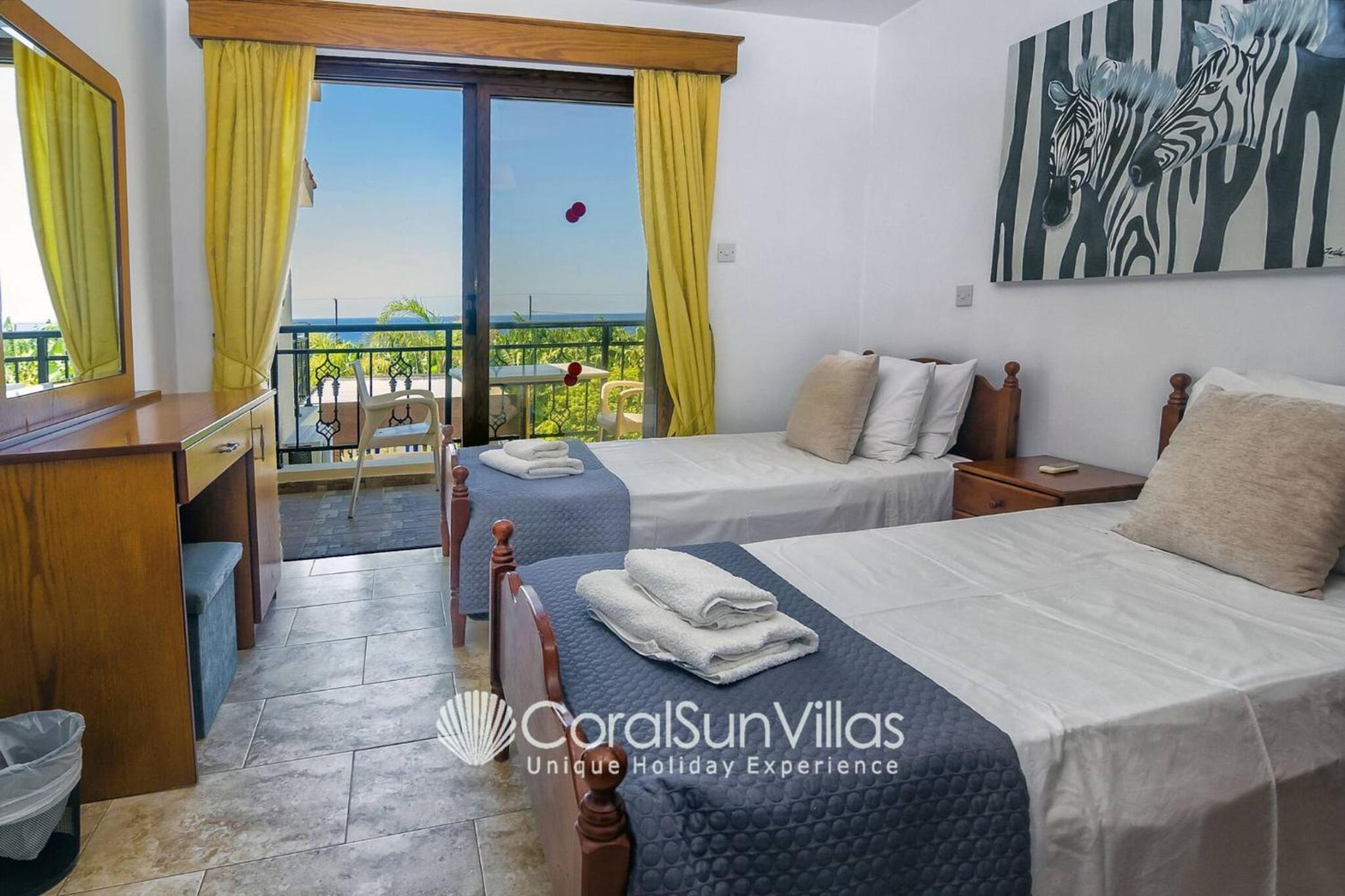 Impressive Villa Exclusive Sea Caves walk to taverns Sleeps 11 Ref 507