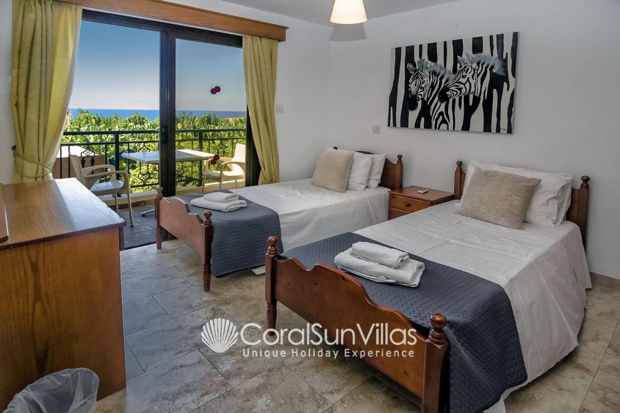 Impressive Villa Exclusive Sea Caves walk to taverns Sleeps 11 Ref 507