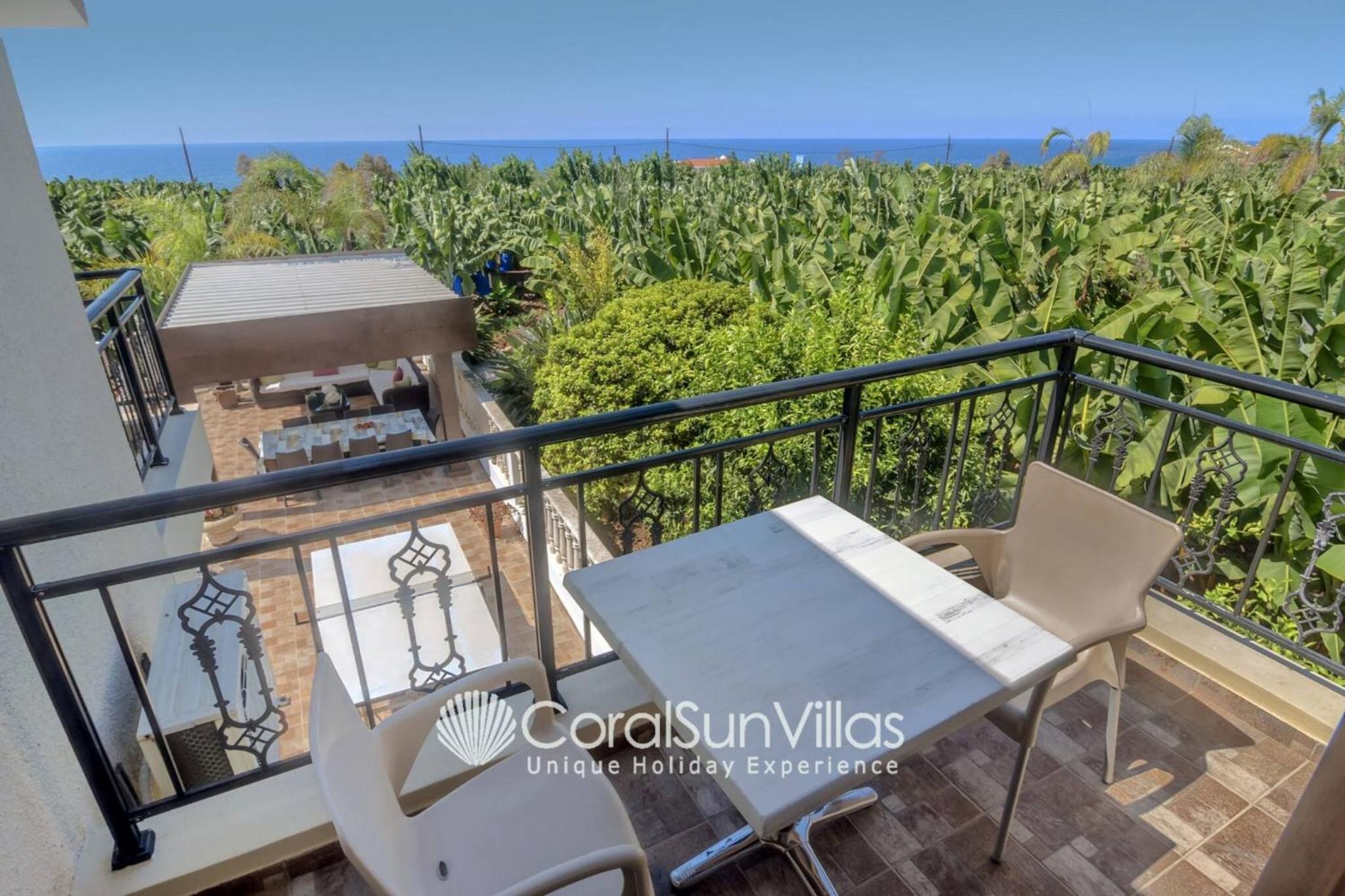 Impressive Villa Exclusive Sea Caves walk to taverns Sleeps 11 Ref 507