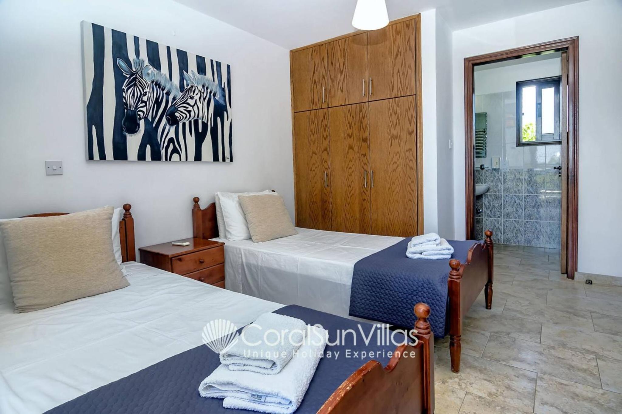 Impressive Villa Exclusive Sea Caves walk to taverns Sleeps 11 Ref 507