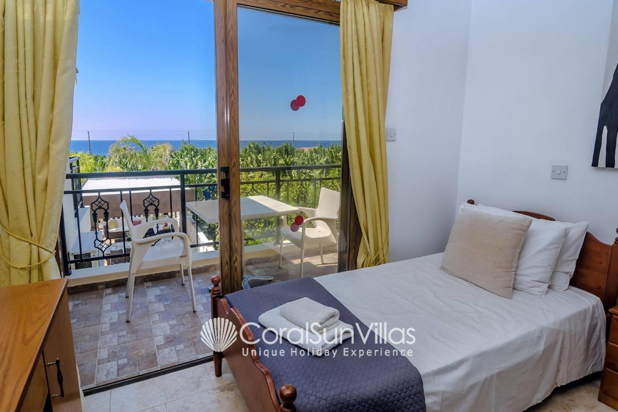 Impressive Villa Exclusive Sea Caves walk to taverns Sleeps 11 Ref 507