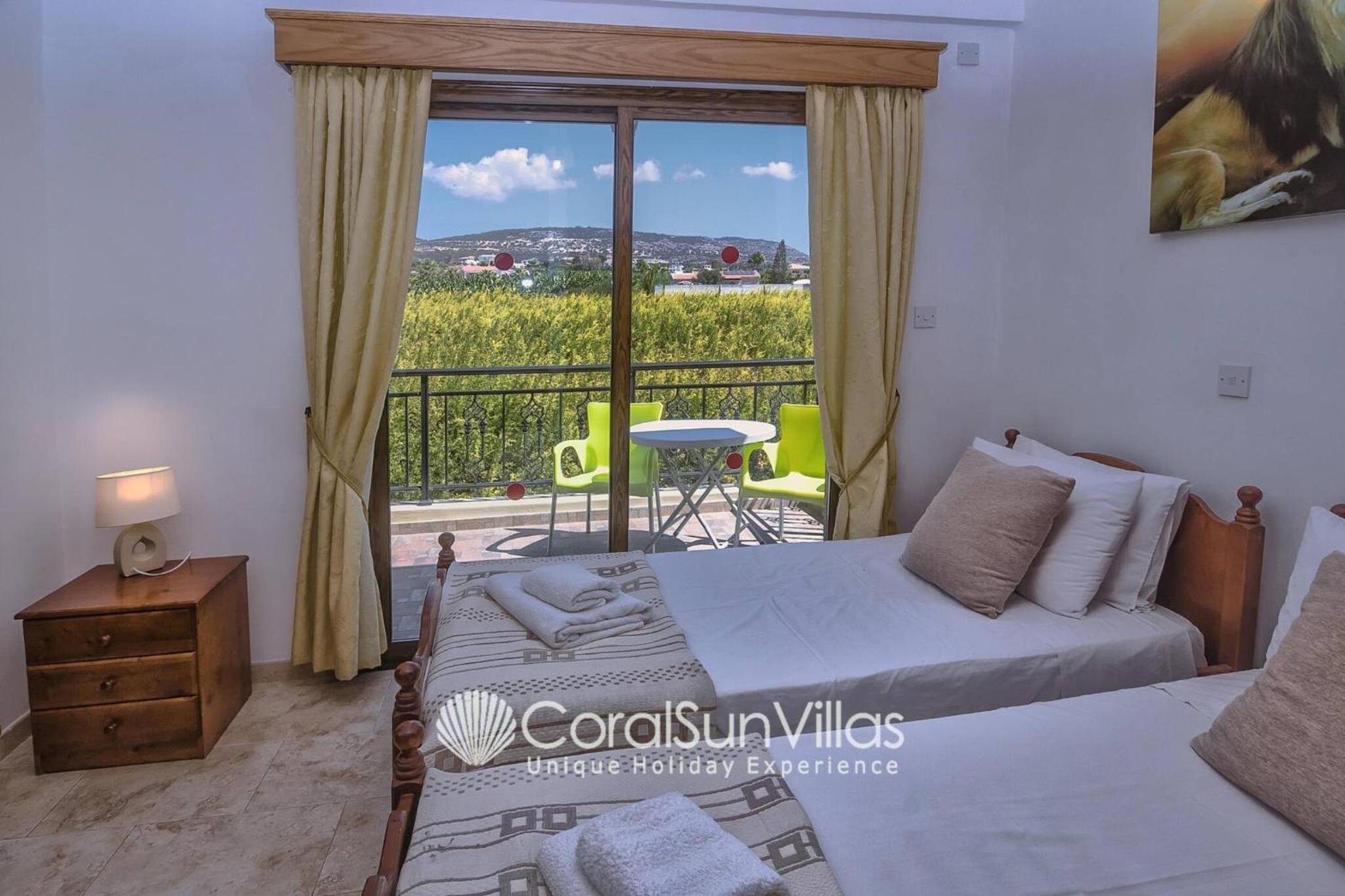 Impressive Villa Exclusive Sea Caves walk to taverns Sleeps 11 Ref 507