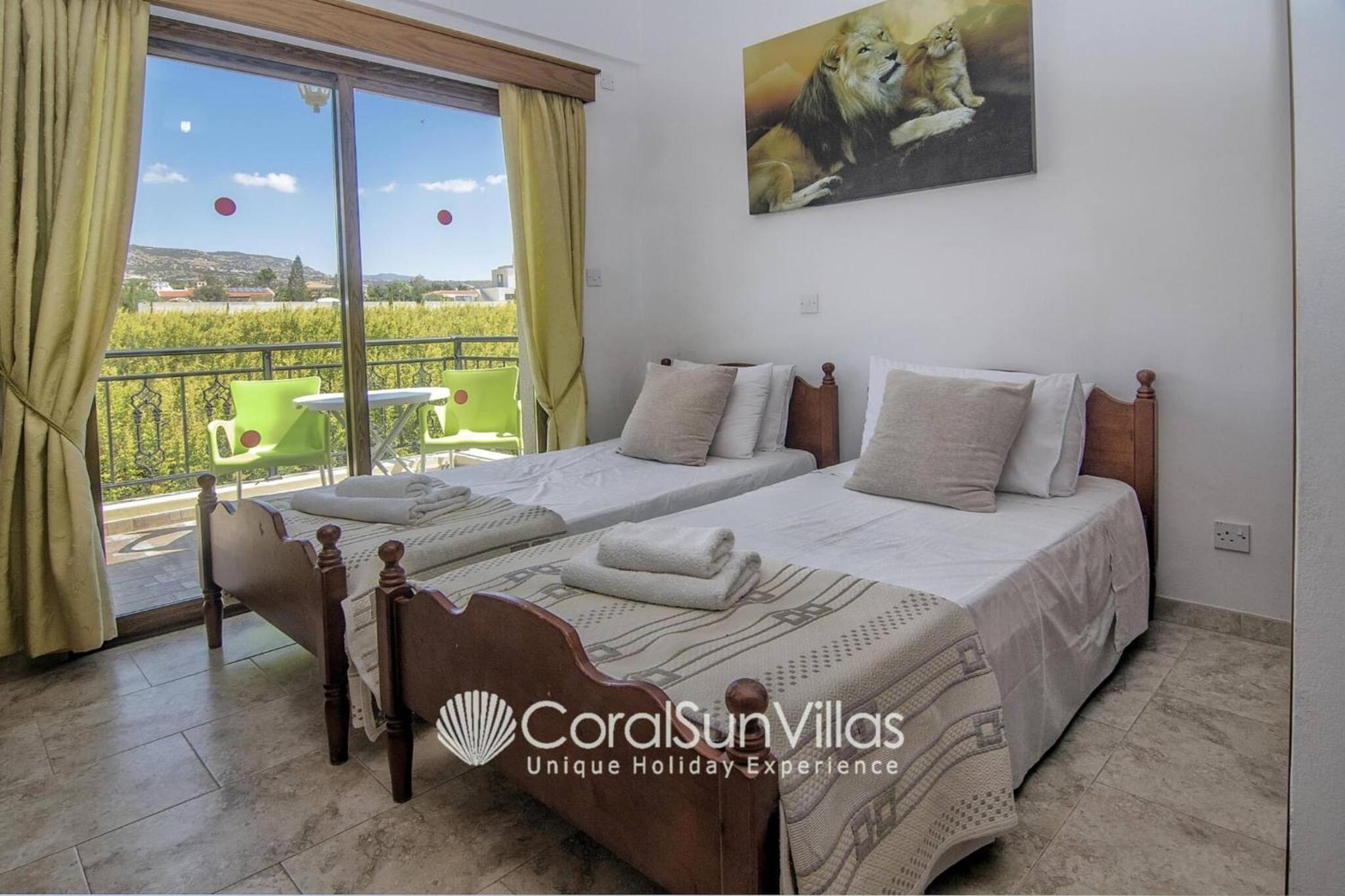 Impressive Villa Exclusive Sea Caves walk to taverns Sleeps 11 Ref 507