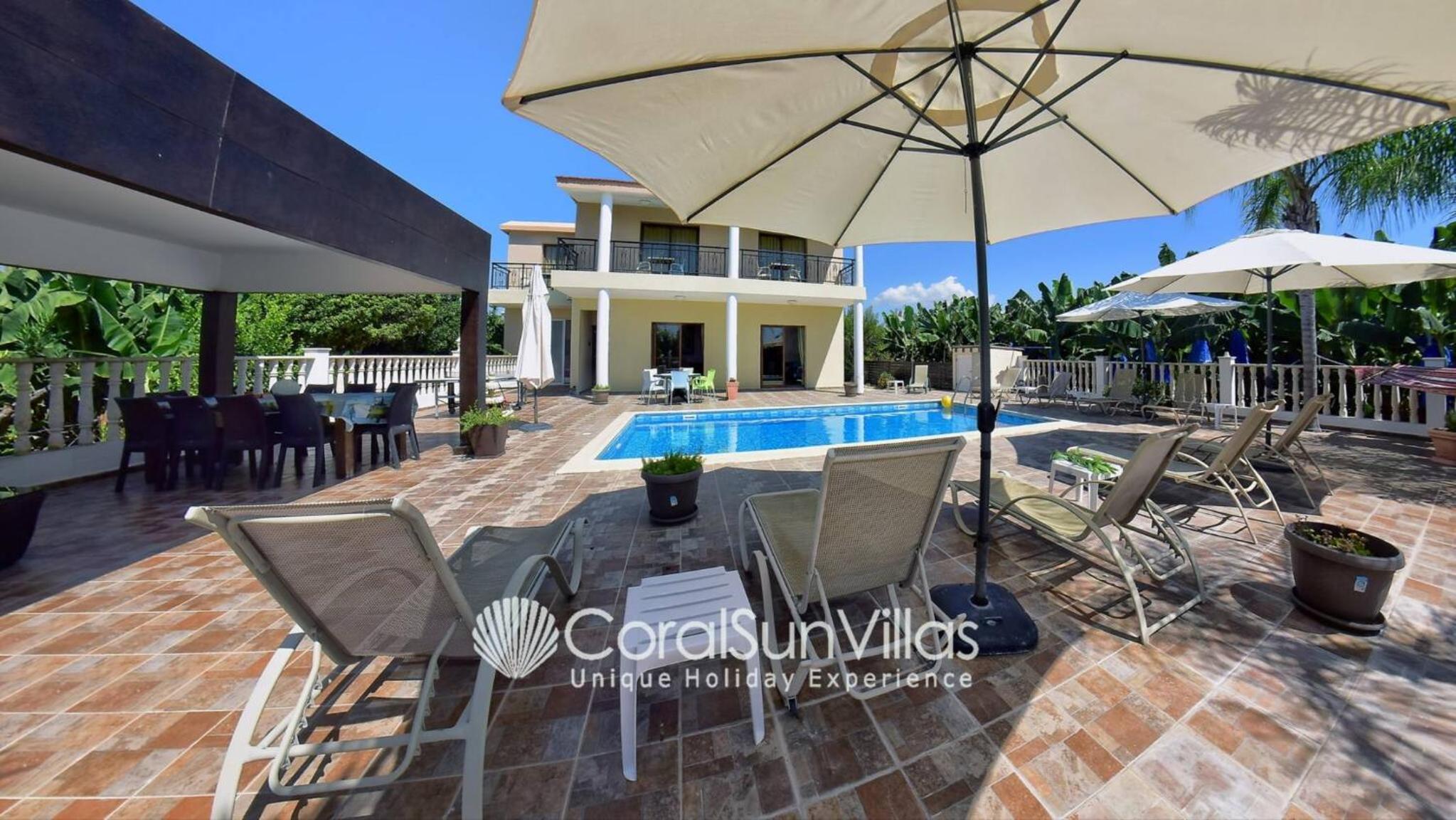 Impressive Villa Exclusive Sea Caves walk to taverns Sleeps 11 Ref 507