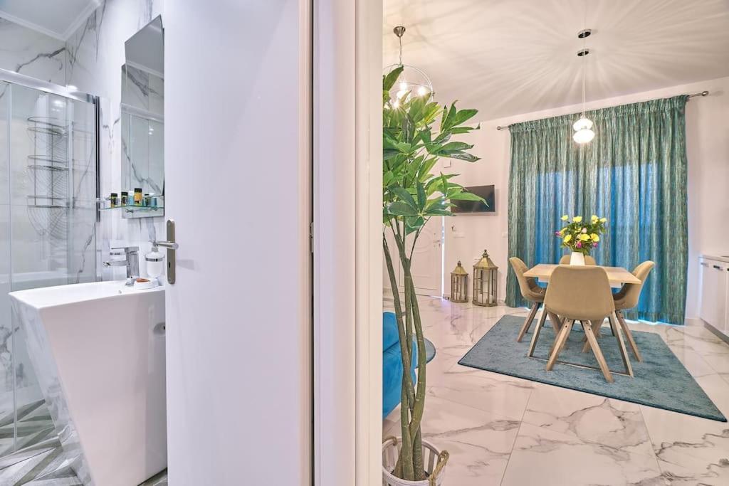 Modern Luxury Studio Near Beach & Old Harbor Fast WiFi Private Veranda