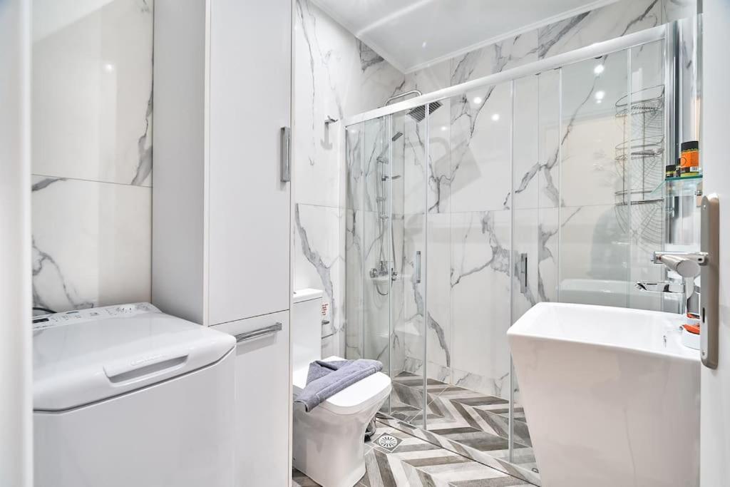 Modern Luxury Studio Near Beach & Old Harbor Fast WiFi Private Veranda