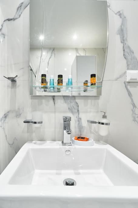 Modern Luxury Studio Near Beach & Old Harbor Fast WiFi Private Veranda