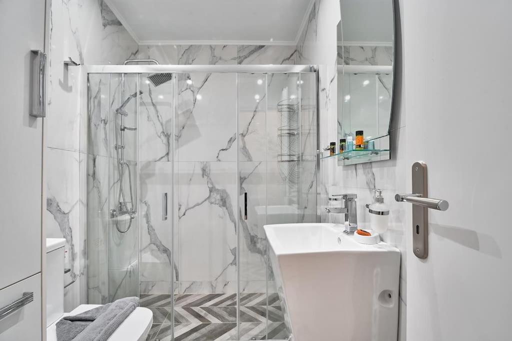 Modern Luxury Studio Near Beach & Old Harbor Fast WiFi Private Veranda