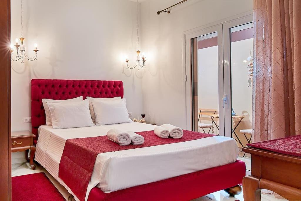 Modern Luxury Studio Near Beach & Old Harbor Fast WiFi Private Veranda