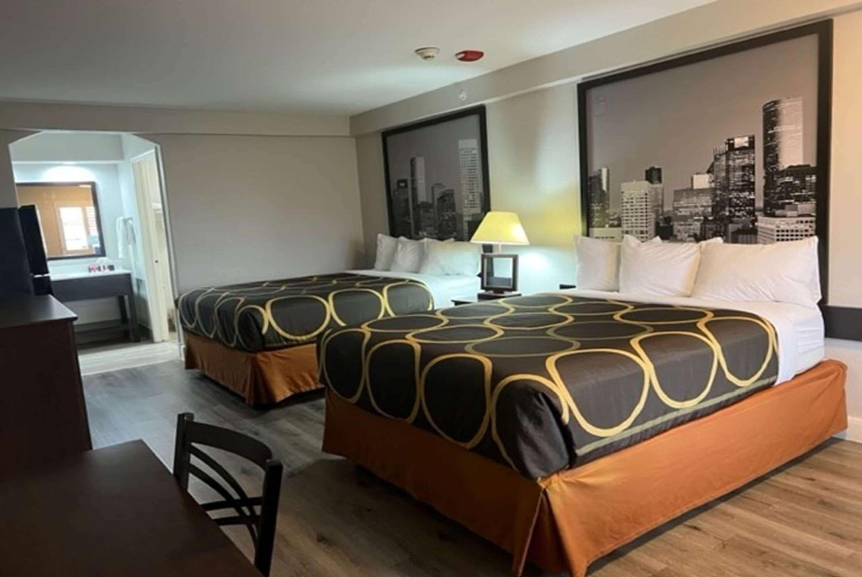 Super 8 by Wyndham Mont Belvieu - Baytown East view 3