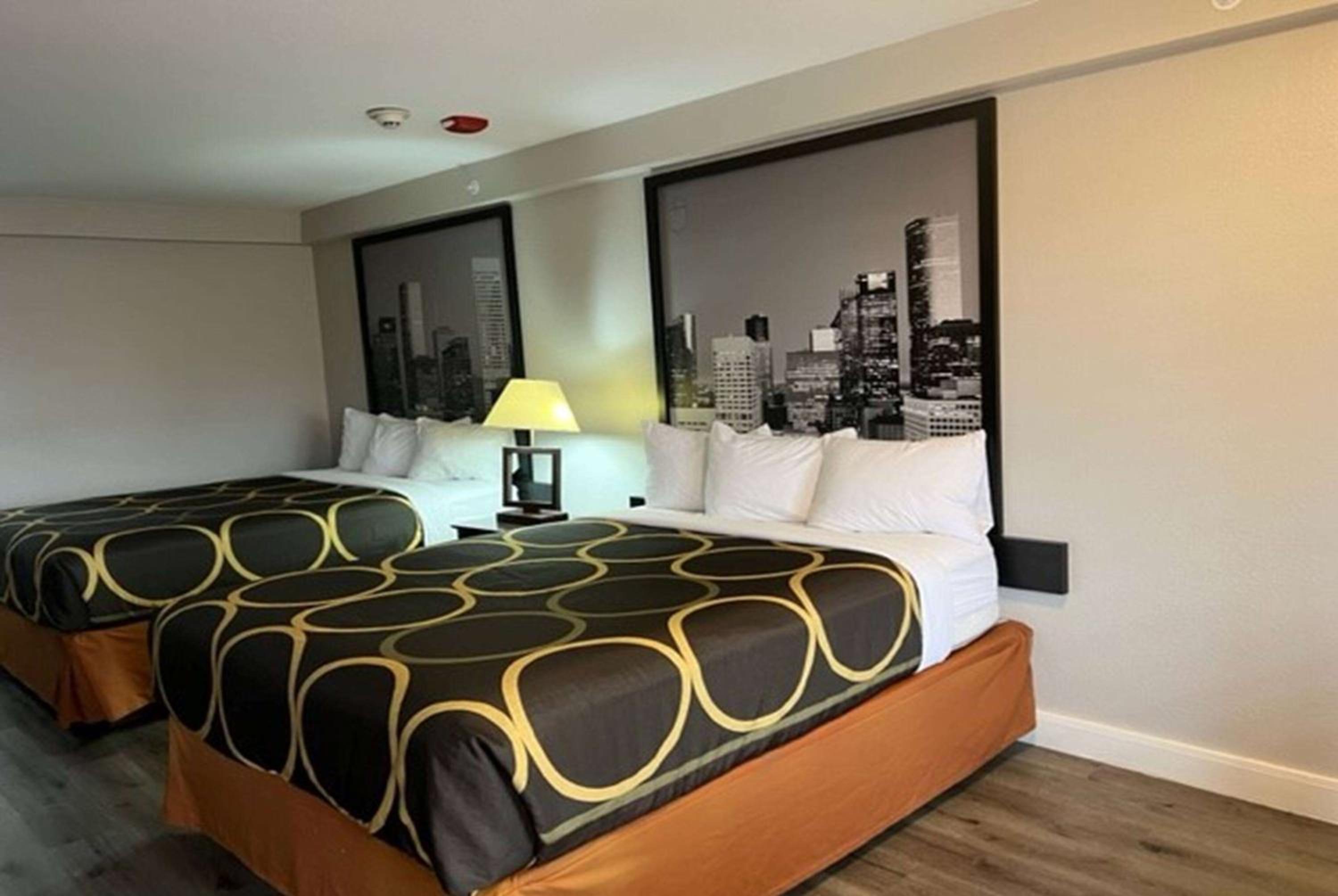 Super 8 by Wyndham Mont Belvieu - Baytown East view 5