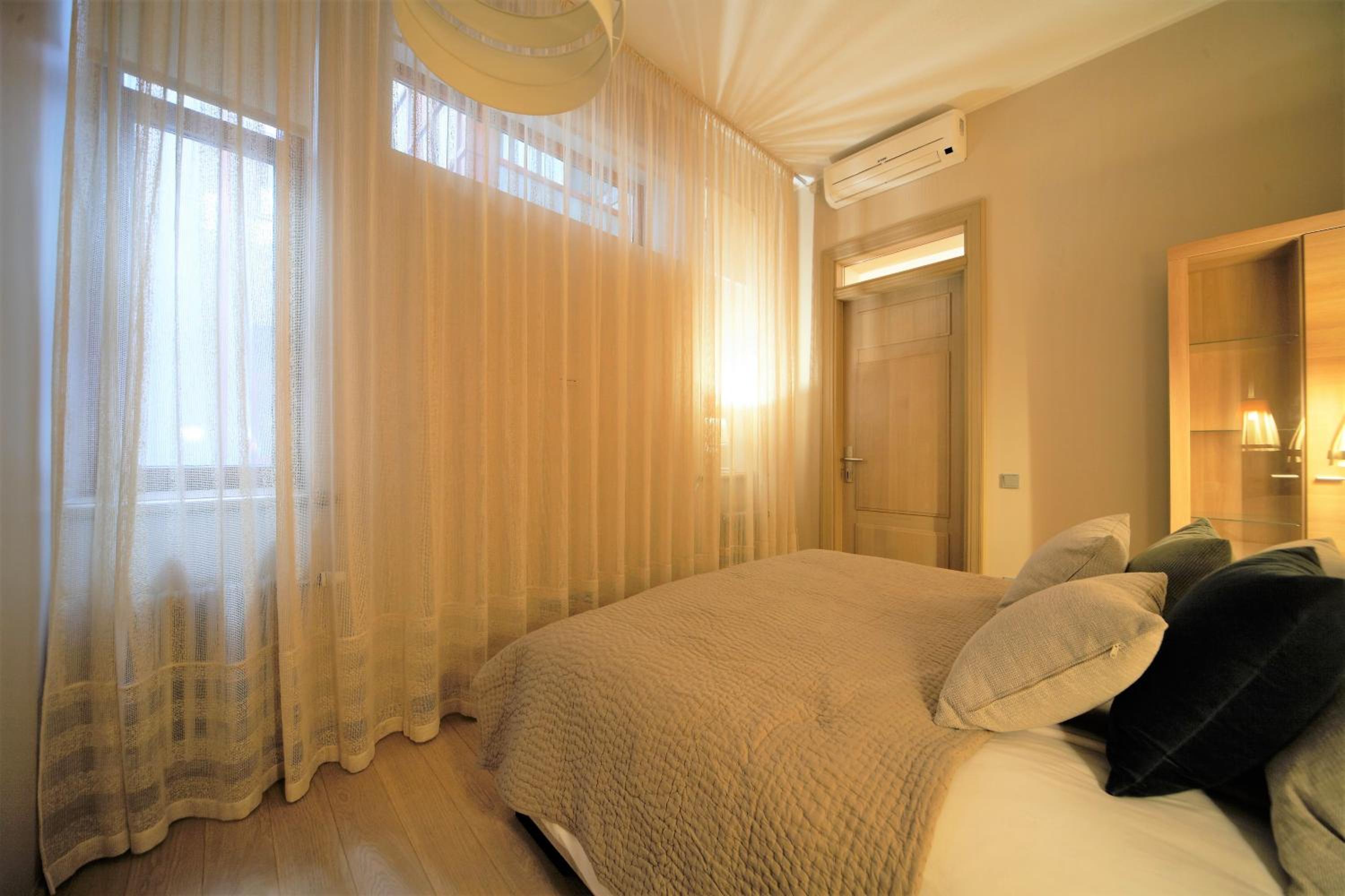 Quiet Old Town Apartment with Elevator Access view 2