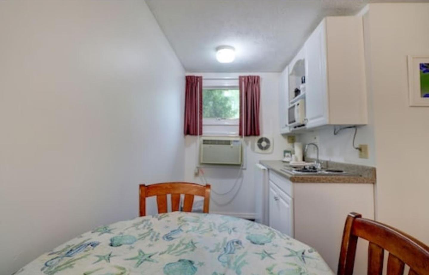 Carriage House Motel Cottages & Suites
