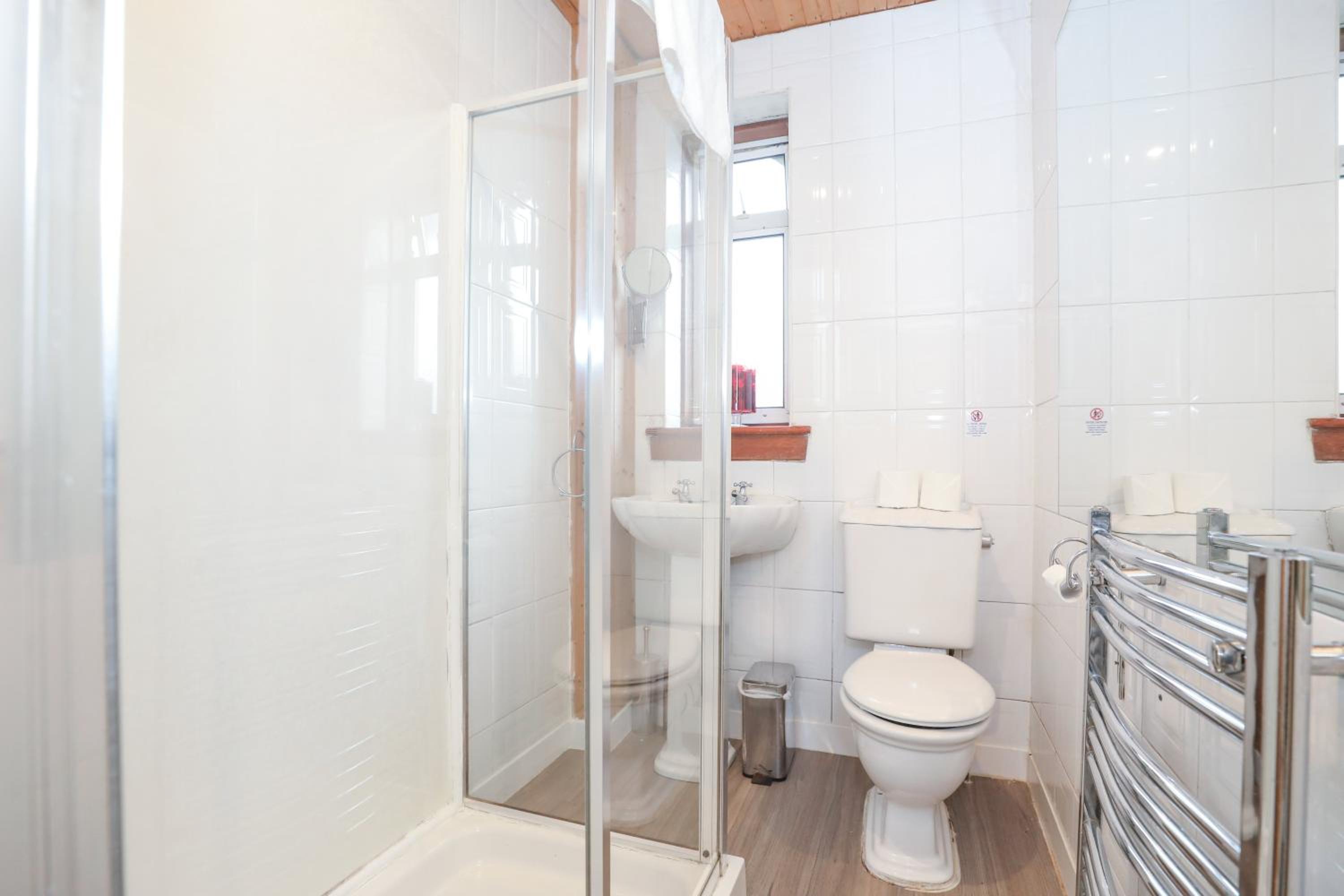 Beautiful 4 Bedroom Cottage - Free Parking view 5