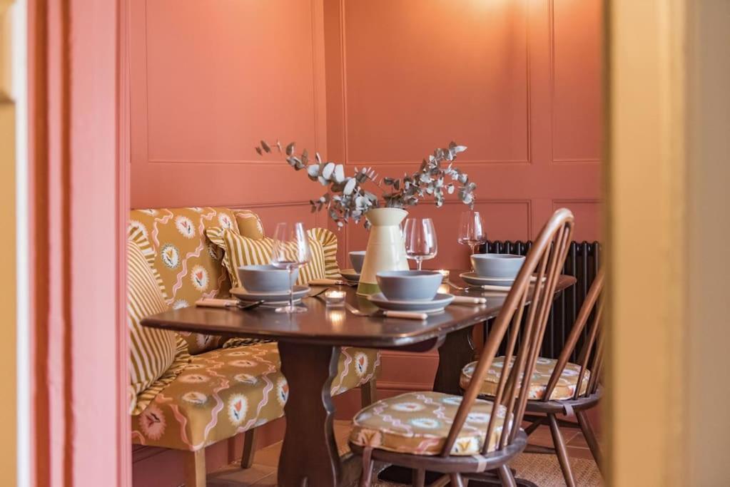 Rogue's Cottage - Secluded gem by the sea view 5