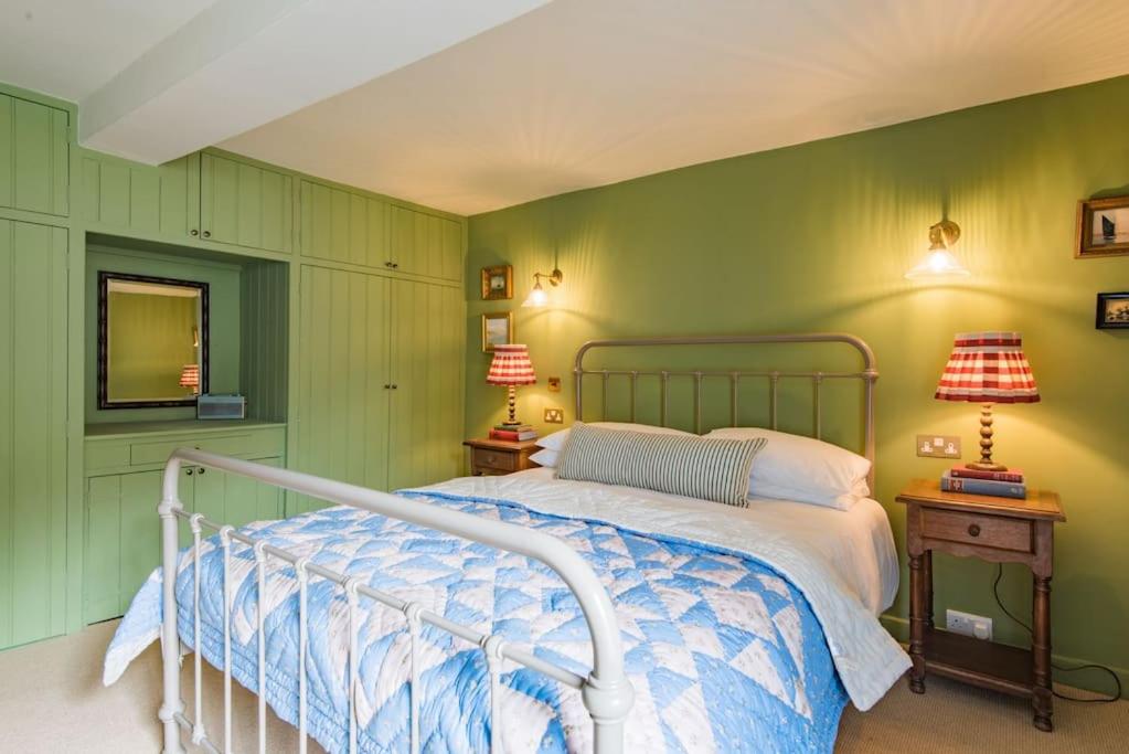 Rogue's Cottage - Secluded gem by the sea view 3