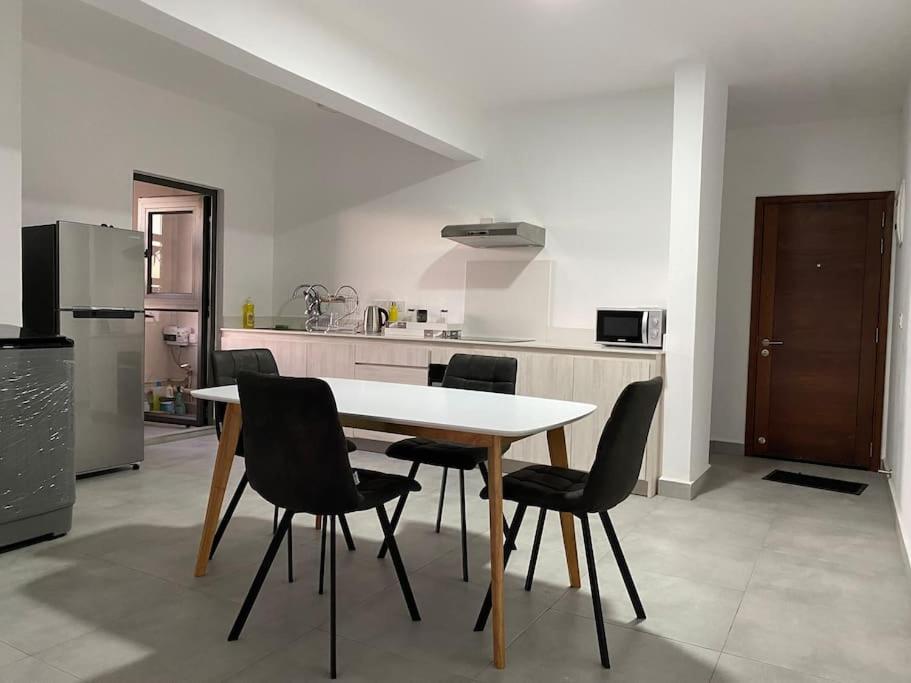 Modern Flat in Flic en Flac-walk to the beach view 4