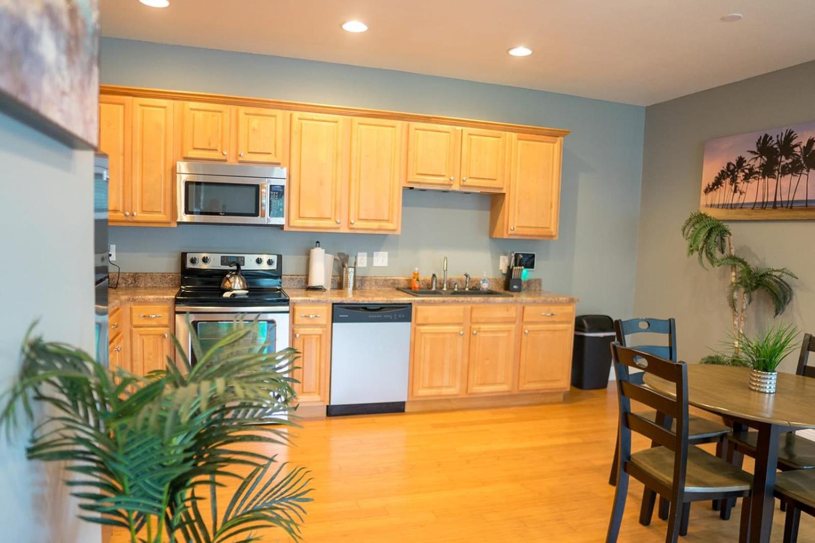 Comfortable King Beds, 4TVs, Balcony, Full Kitchen -G- view 2