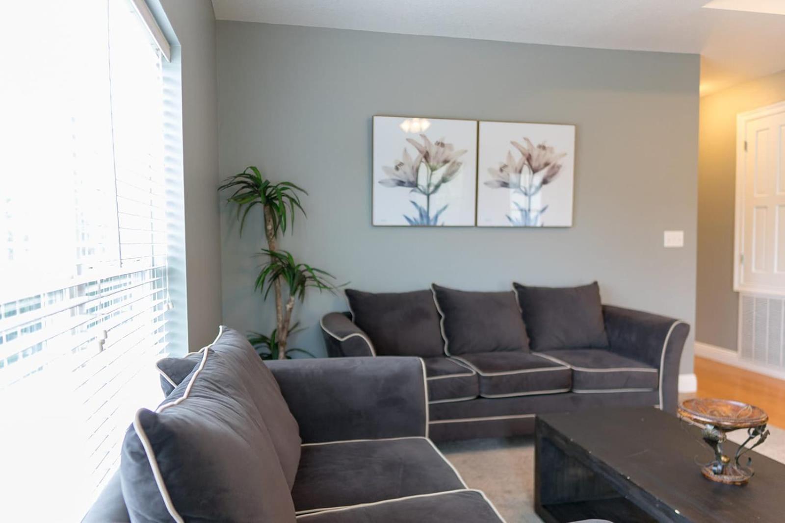 Comfortable King Beds, 4TVs, Balcony, Full Kitchen -G- view 3