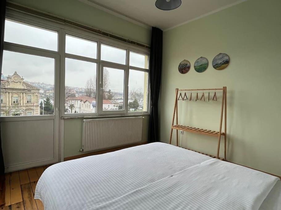 Waterfront Apartment by the Tram - Terrace with Dome & Golden Horn View in Fatih