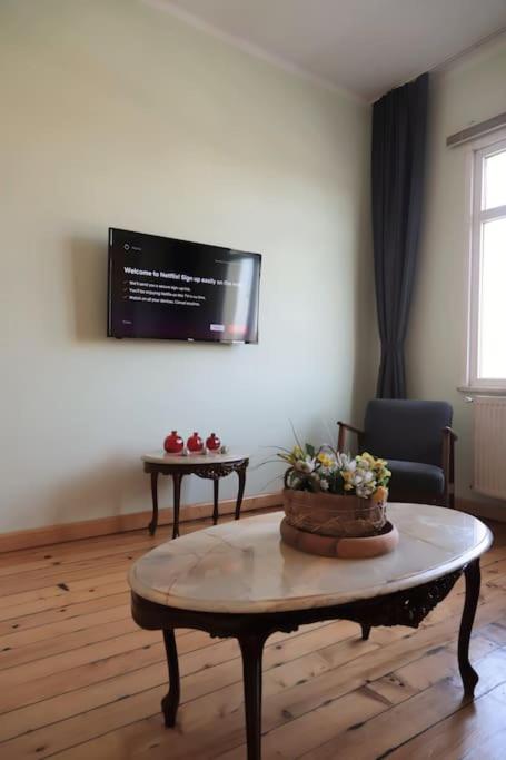 Waterfront Apartment by the Tram - Terrace with Dome & Golden Horn View in Fatih