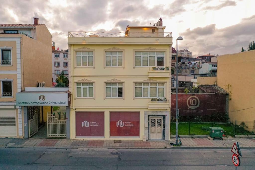 Waterfront Apartment by the Tram - Terrace with Dome & Golden Horn View in Fatih
