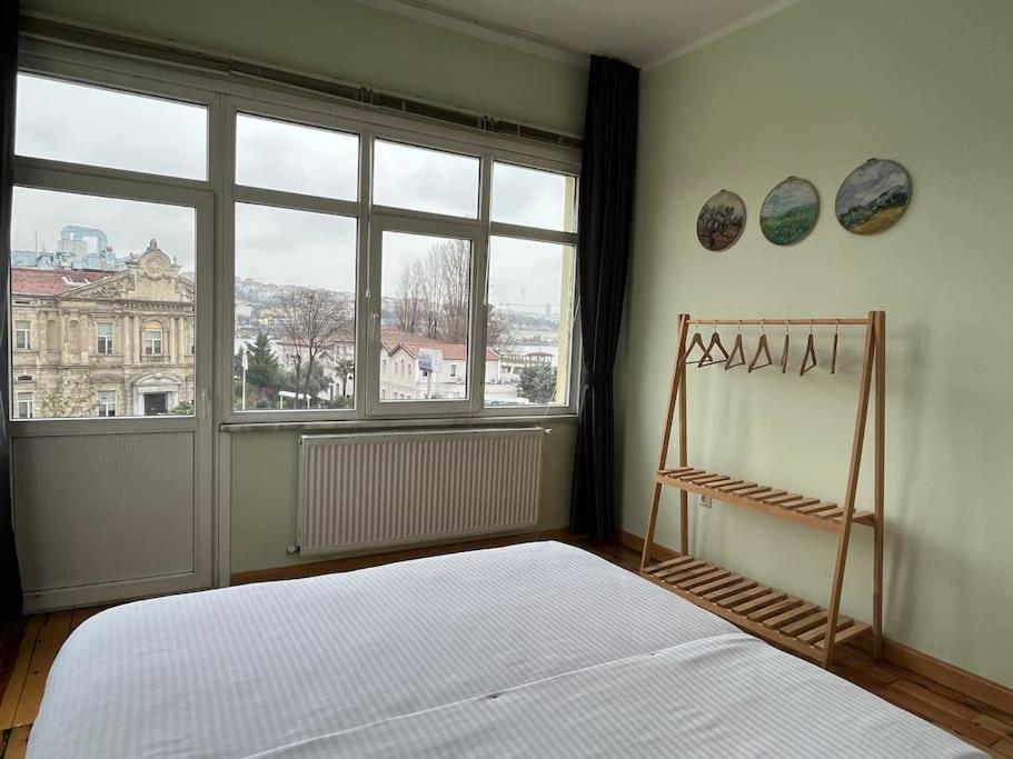 Waterfront Apartment by the Tram - Terrace with Dome & Golden Horn View in Fatih