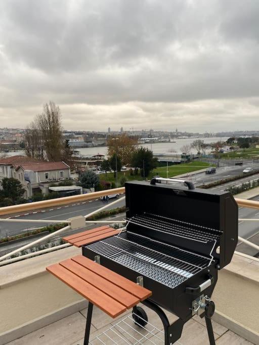 Waterfront Apartment by the Tram - Terrace with Dome & Golden Horn View in Fatih