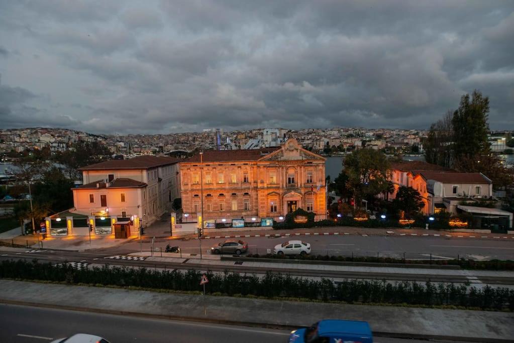 Waterfront Apartment by the Tram - Terrace with Dome & Golden Horn View in Fatih