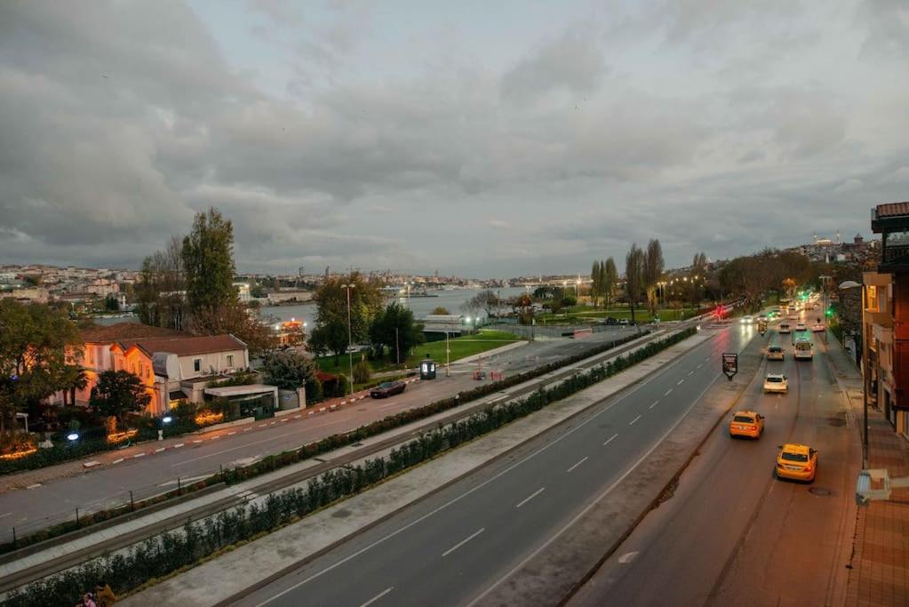 Waterfront Apartment by the Tram - Terrace with Dome & Golden Horn View in Fatih