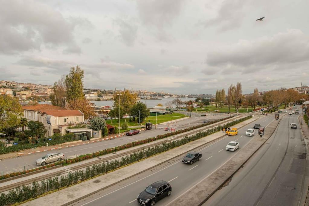 Waterfront Apartment by the Tram - Terrace with Dome & Golden Horn View in Fatih