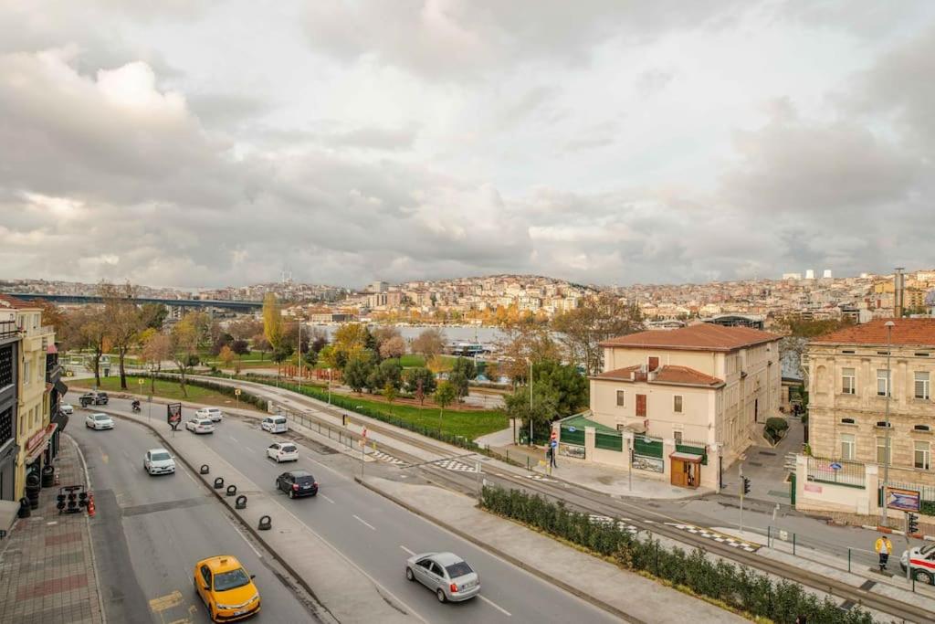 Waterfront Apartment by the Tram - Terrace with Dome & Golden Horn View in Fatih
