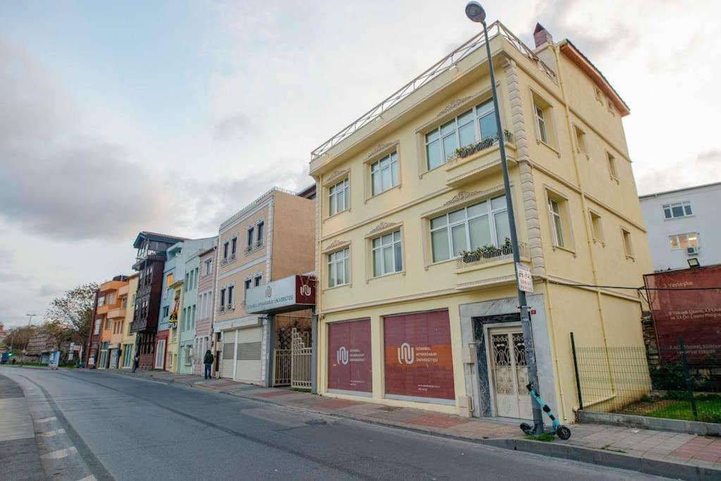 Waterfront Apartment by the Tram - Terrace with Dome & Golden Horn View in Fatih