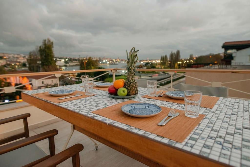 Waterfront Apartment by the Tram - Terrace with Dome & Golden Horn View in Fatih