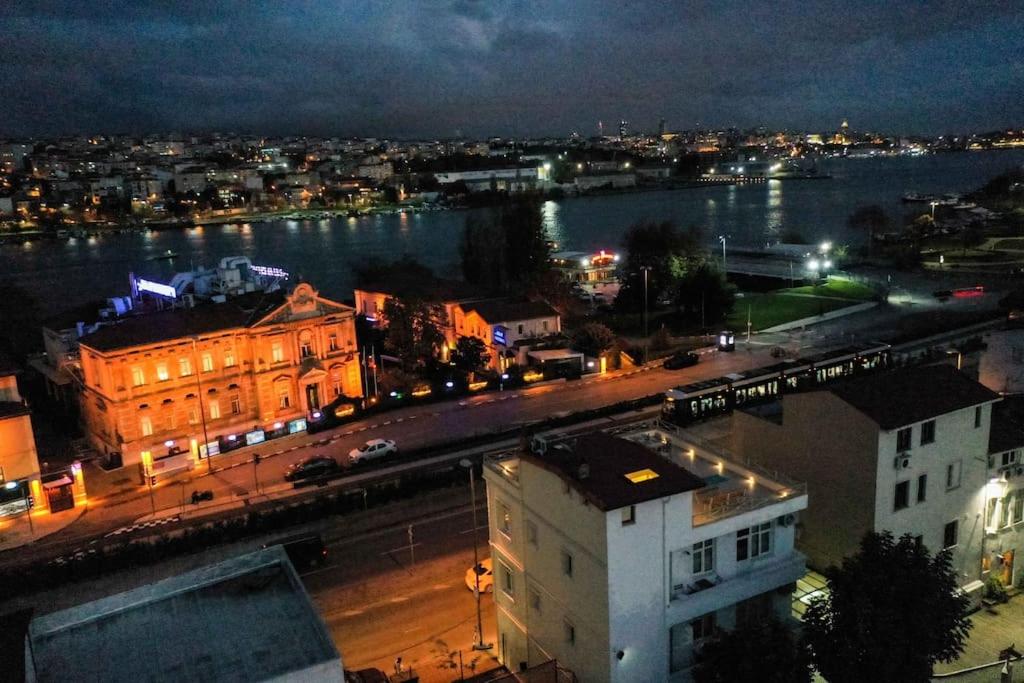 Waterfront Apartment by the Tram - Terrace with Dome & Golden Horn View in Fatih