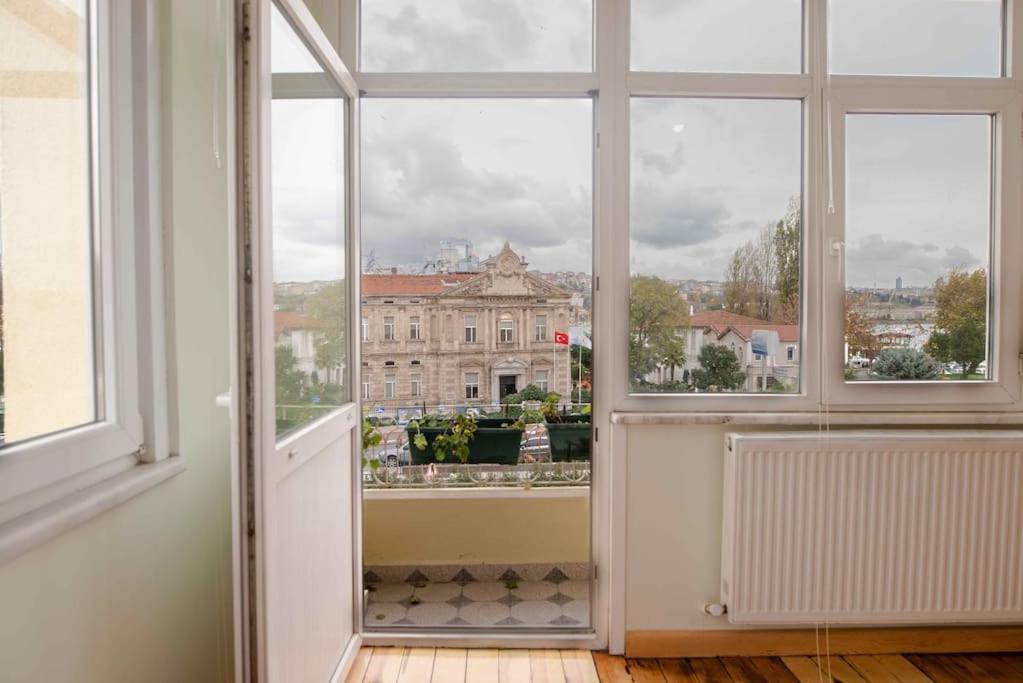 Waterfront Apartment by the Tram - Terrace with Dome & Golden Horn View in Fatih
