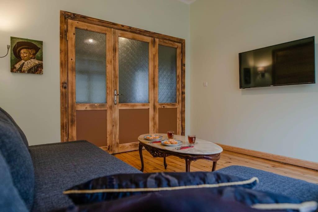Waterfront Apartment by the Tram - Terrace with Dome & Golden Horn View in Fatih