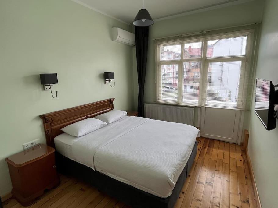 Waterfront Apartment by the Tram - Terrace with Dome & Golden Horn View in Fatih