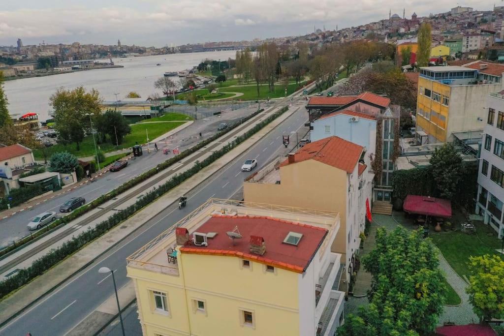 Waterfront Apartment by the Tram - Terrace with Dome & Golden Horn View in Fatih