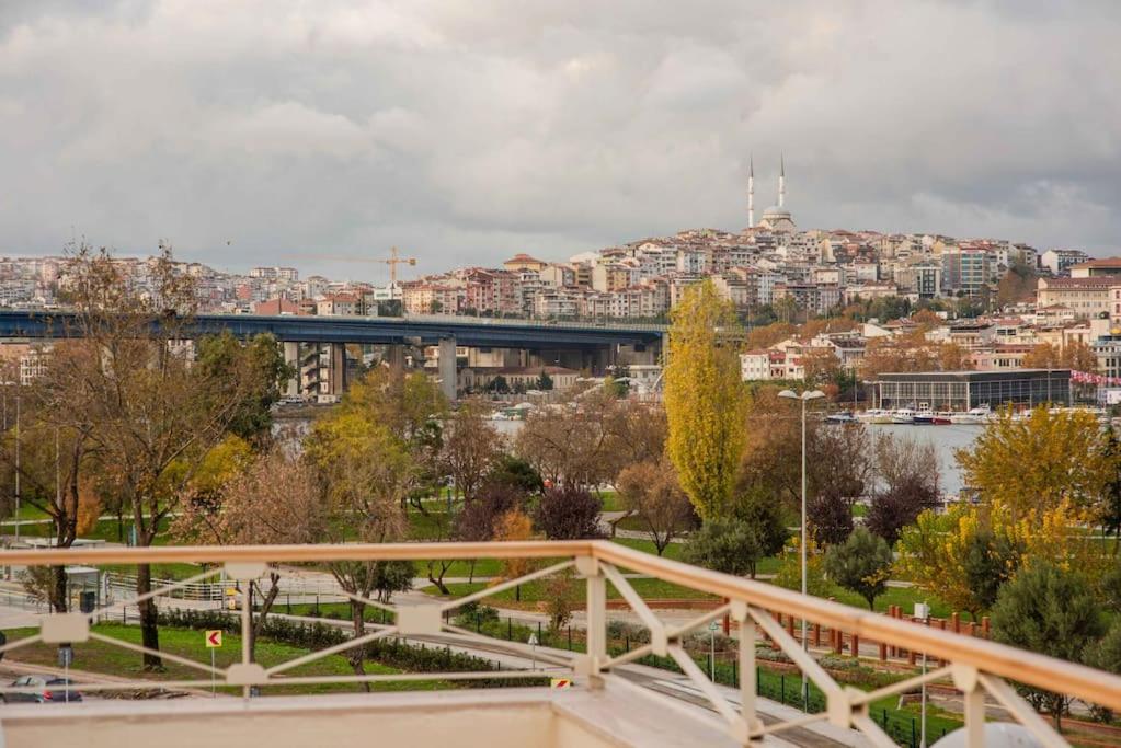 Waterfront Apartment by the Tram - Terrace with Dome & Golden Horn View in Fatih