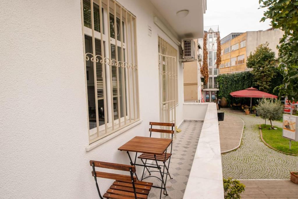 Waterfront Apartment by the Tram - Terrace with Dome & Golden Horn View in Fatih
