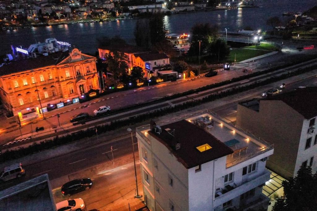 Waterfront Apartment by the Tram - Terrace with Dome & Golden Horn View in Fatih