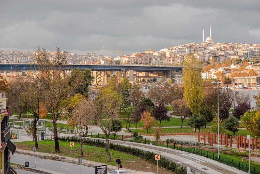 Waterfront Apartment by the Tram - Terrace with Dome & Golden Horn View in Fatih