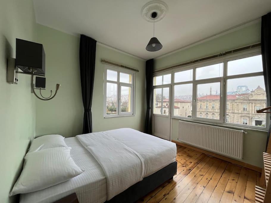 Waterfront Apartment by the Tram - Terrace with Dome & Golden Horn View in Fatih